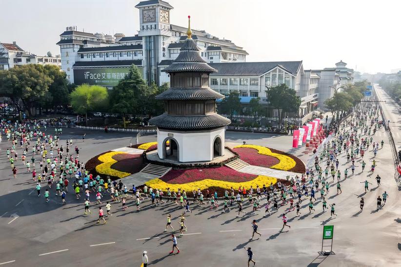 廿载积淀 白金启航——2.3万名跑者共赴扬马精彩赛事