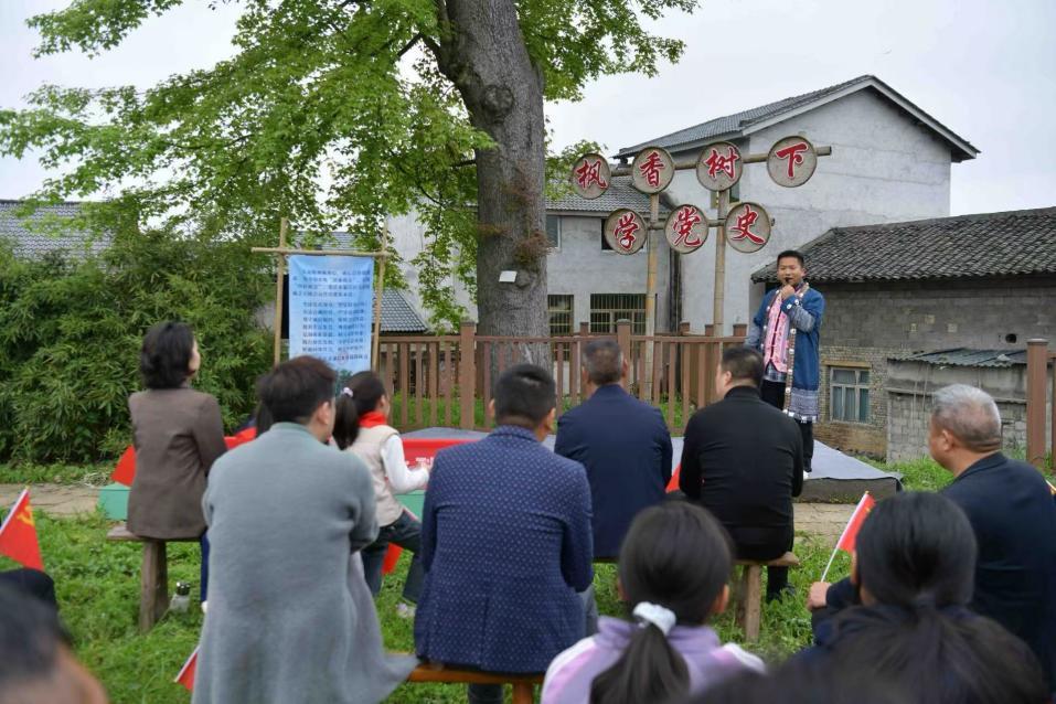 重庆綦江：清明祭扫遇上首个春假 “移动思政课堂”在长征路上开讲