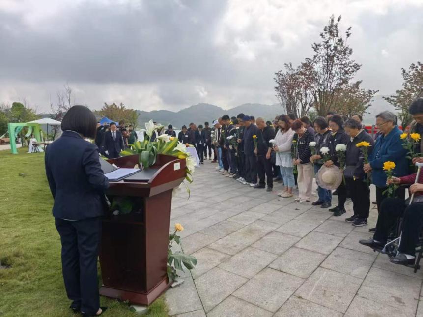 重庆举行公益集体安葬仪式 50余位逝者归葬自然