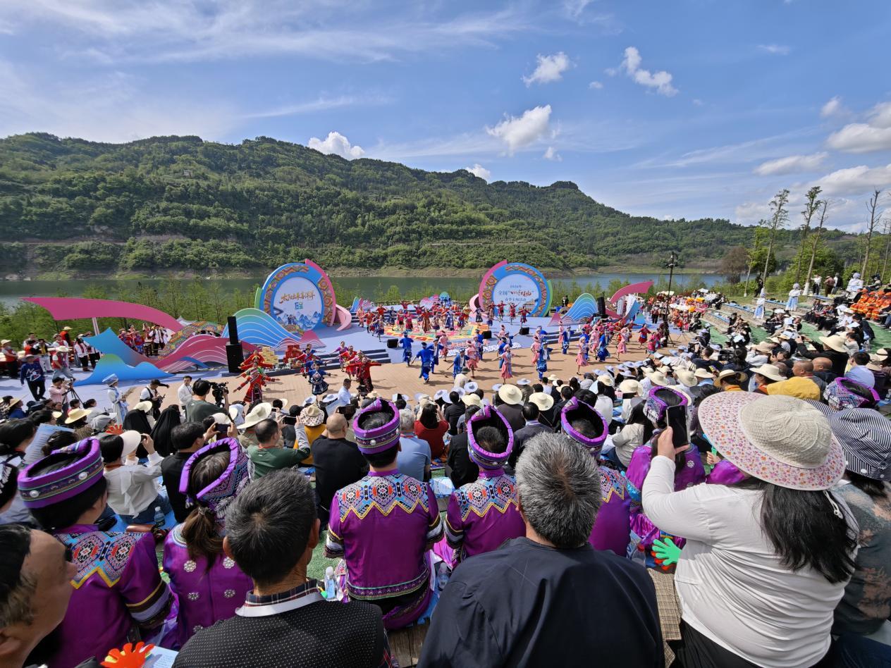 重庆石柱：田坎上走出时尚秀 土家村晚唱响“喜洋洋”