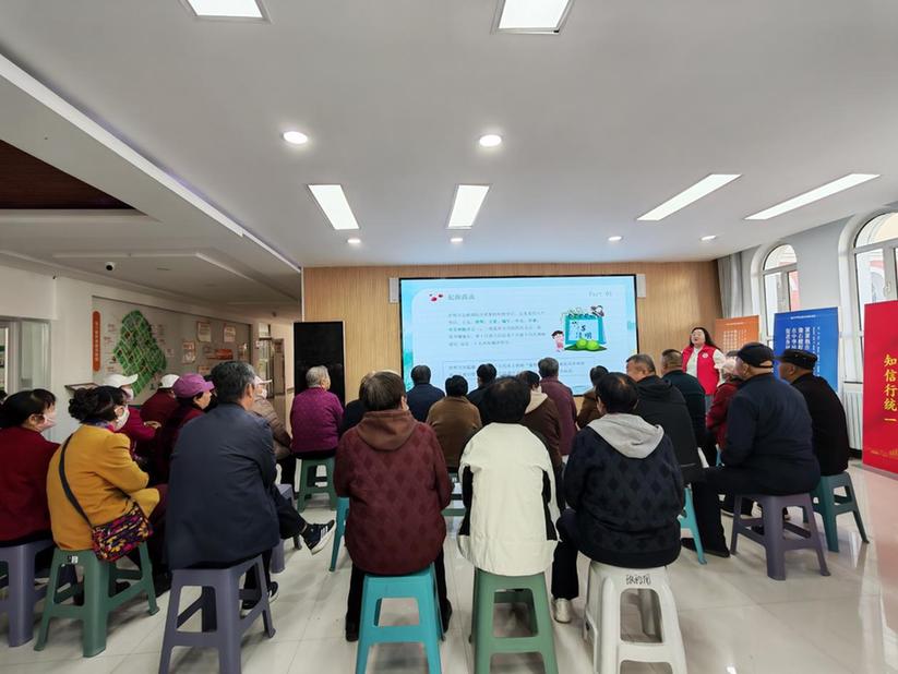 从凉亭“说书”到板凳“断案”——内蒙古乌兰镇“百姓名嘴”凭啥让群众追着听？