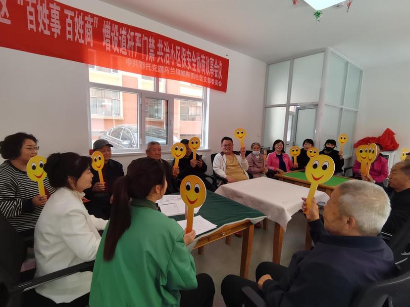 从凉亭“说书”到板凳“断案”——内蒙古乌兰镇“百姓名嘴”凭啥让群众追着听？