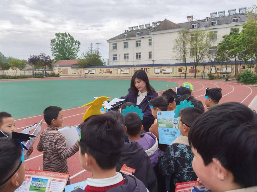 江苏东海：地球日遇上爱鸟周 科普宣传进校园