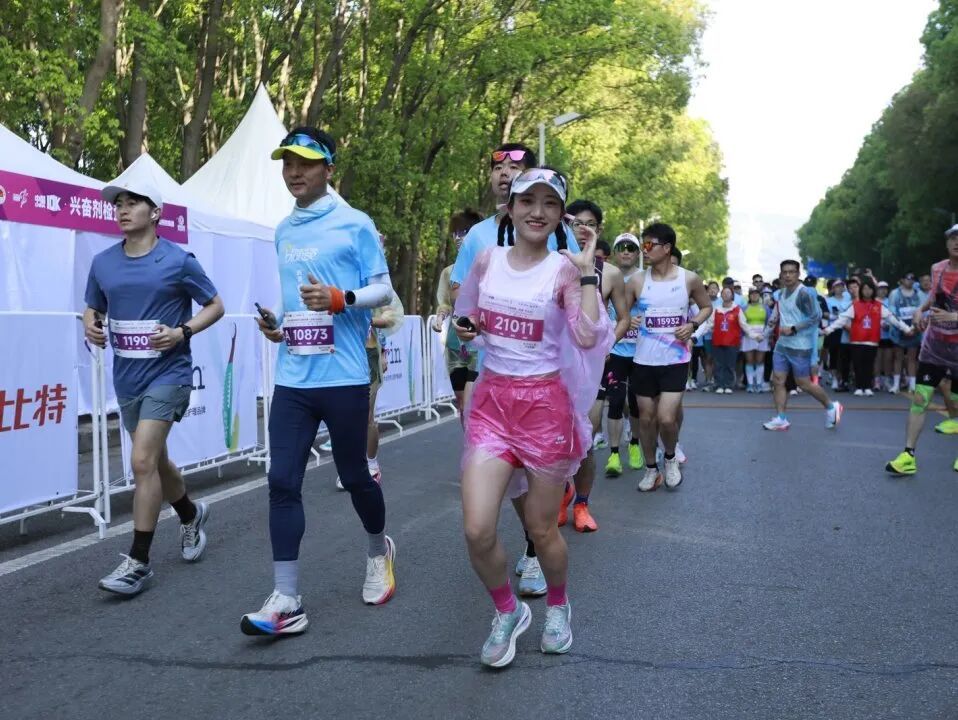 从灵山胜境到七里风光堤：这场国家级10公里精英赛让世界看见马山的“运动基因”