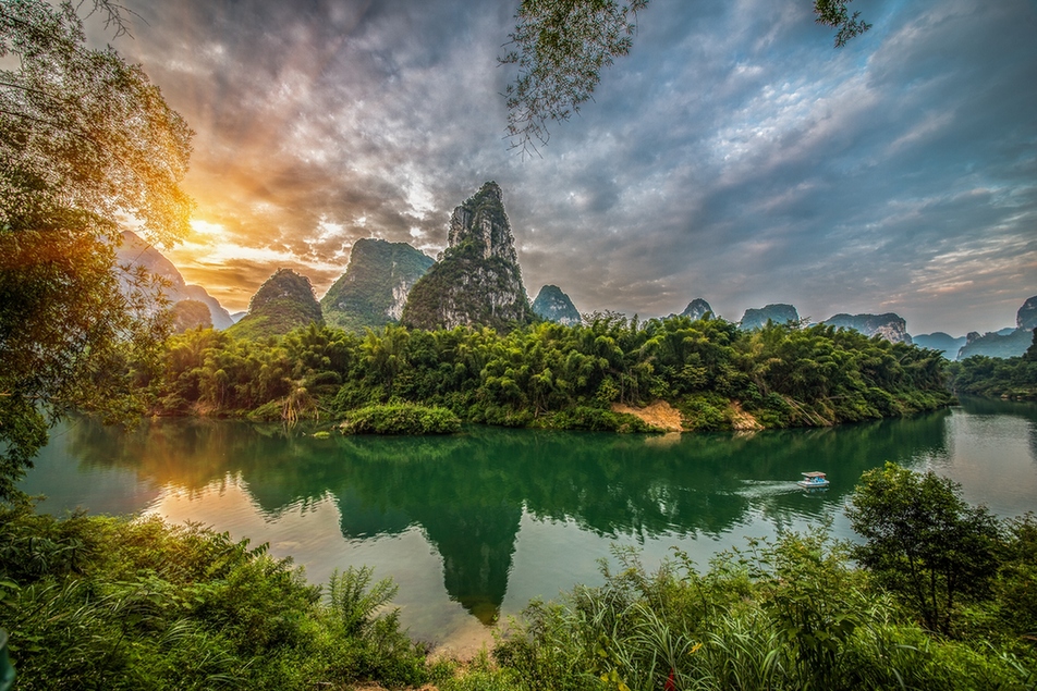 三月三广西河池金城江龙江第一湾举办国潮“神仙会”