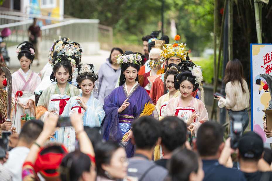 三月三广西河池金城江龙江第一湾举办国潮“神仙会”