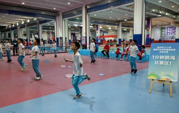 以赛促练强体魄 重庆渝中千余名学子赛场比拼“硬核”体质