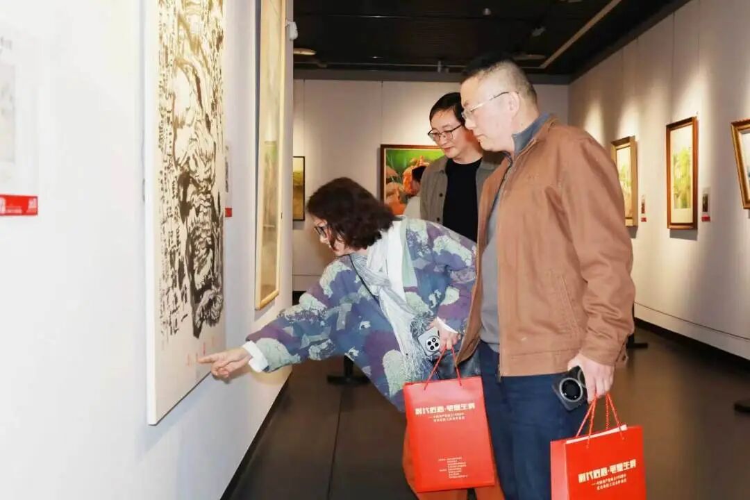 江苏宜兴举办职工美术作品展