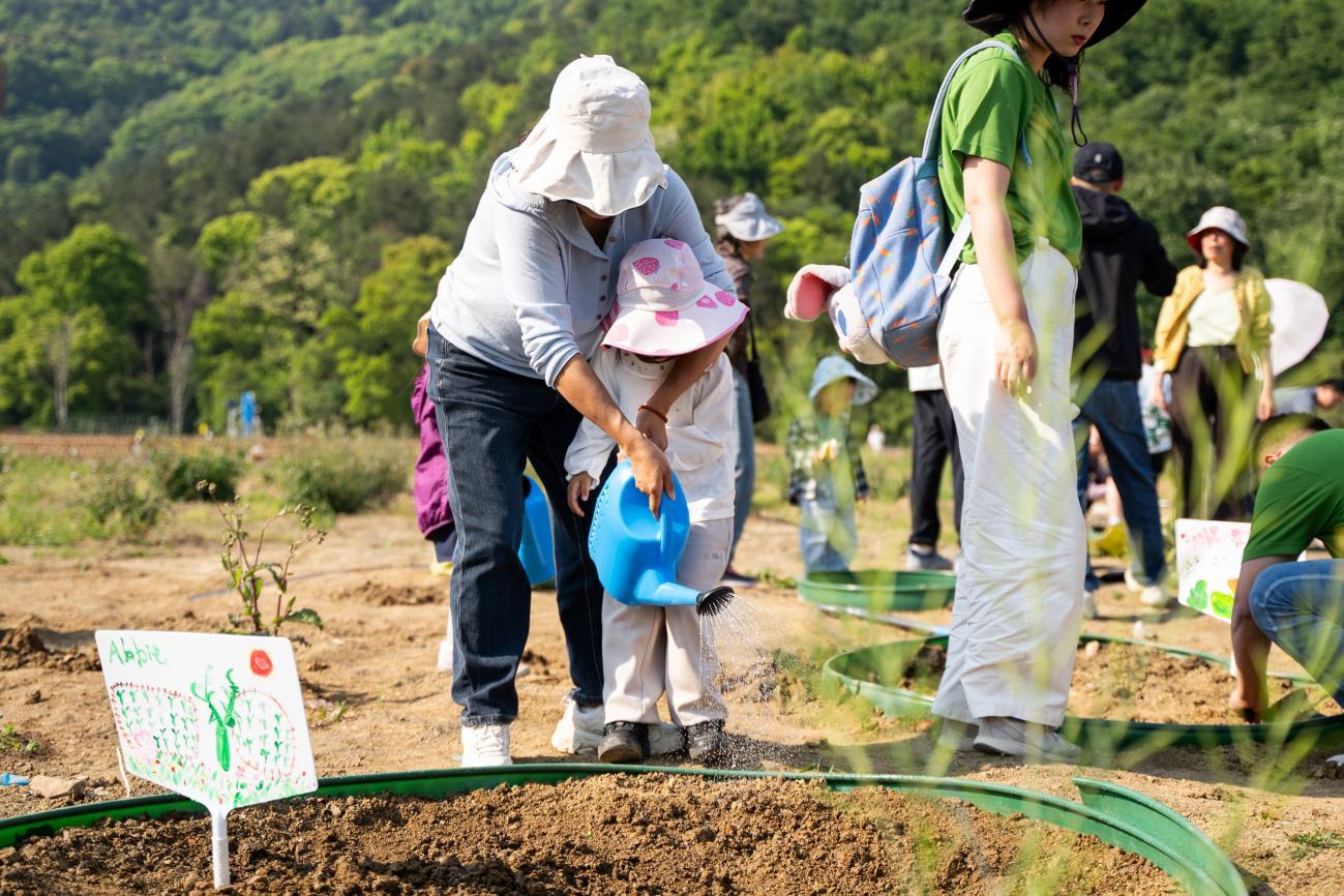 春日耕趣暖人心 红研聚才筑湖湾——无锡荣巷街道开展高层次人才春季田园亲子研学活动