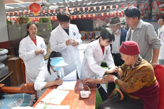 格桑花开察雅县 重庆三峡医专留下“带不走”的医疗队