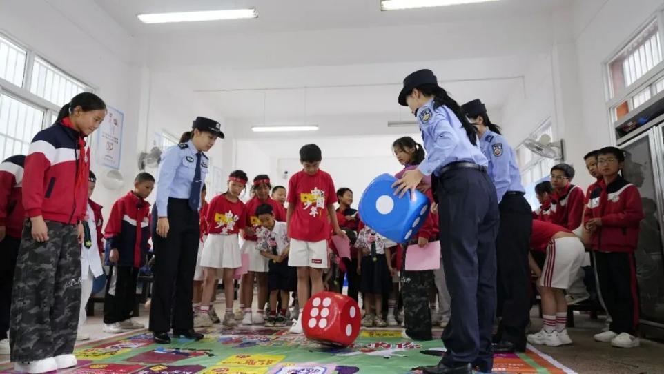藏蓝守护童心 重庆多地公安机关开展“六一”主题护航活动