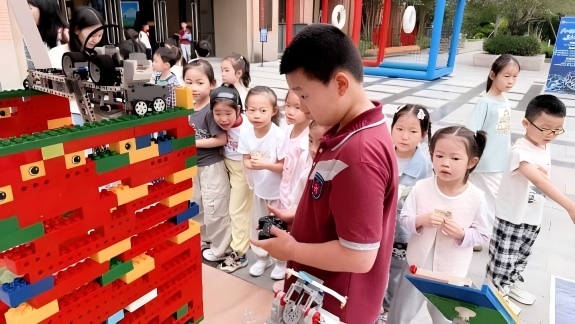校园变身创业市集 小学生沉浸式体验当老板