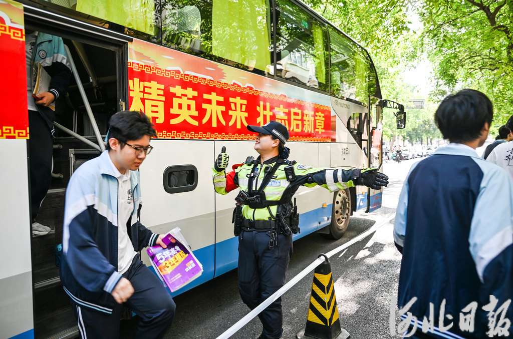 铁骑送考、加急办证，河北公安暖心护考