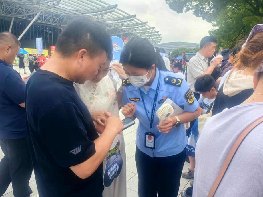 你“点”我“检” 守护舌尖——常州市新北区市场监管局开展苏超常州食品安全“你点我检”惠民活动