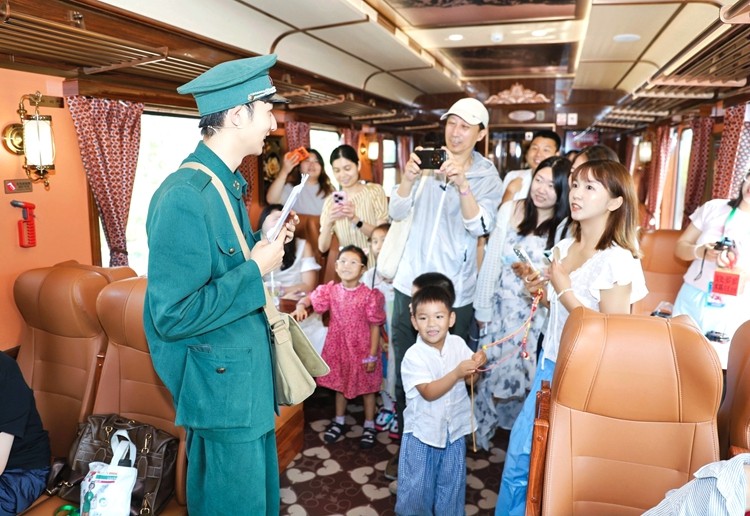上车即入戏！全国首列沉浸式文旅专列“津旅时光号”驶入河北