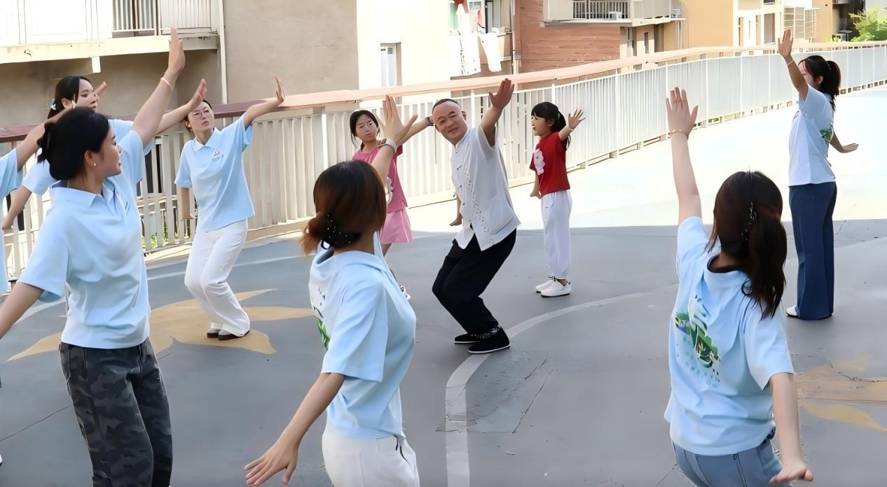重庆幼儿师专“红石榴”实践团深入万州区开设主题支教课堂