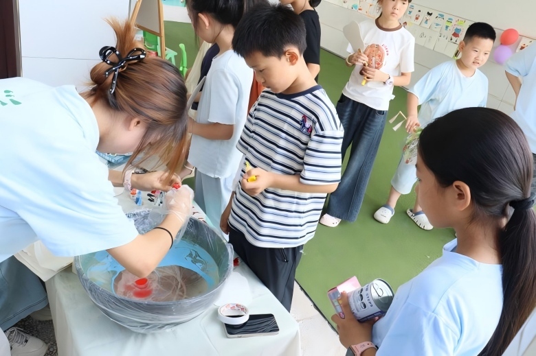 重庆幼儿师专“红石榴”实践团深入万州区开设主题支教课堂