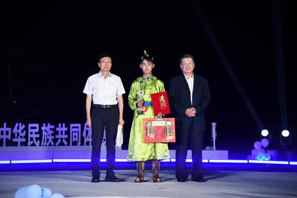 高原回响青春语 同心绽放团结花