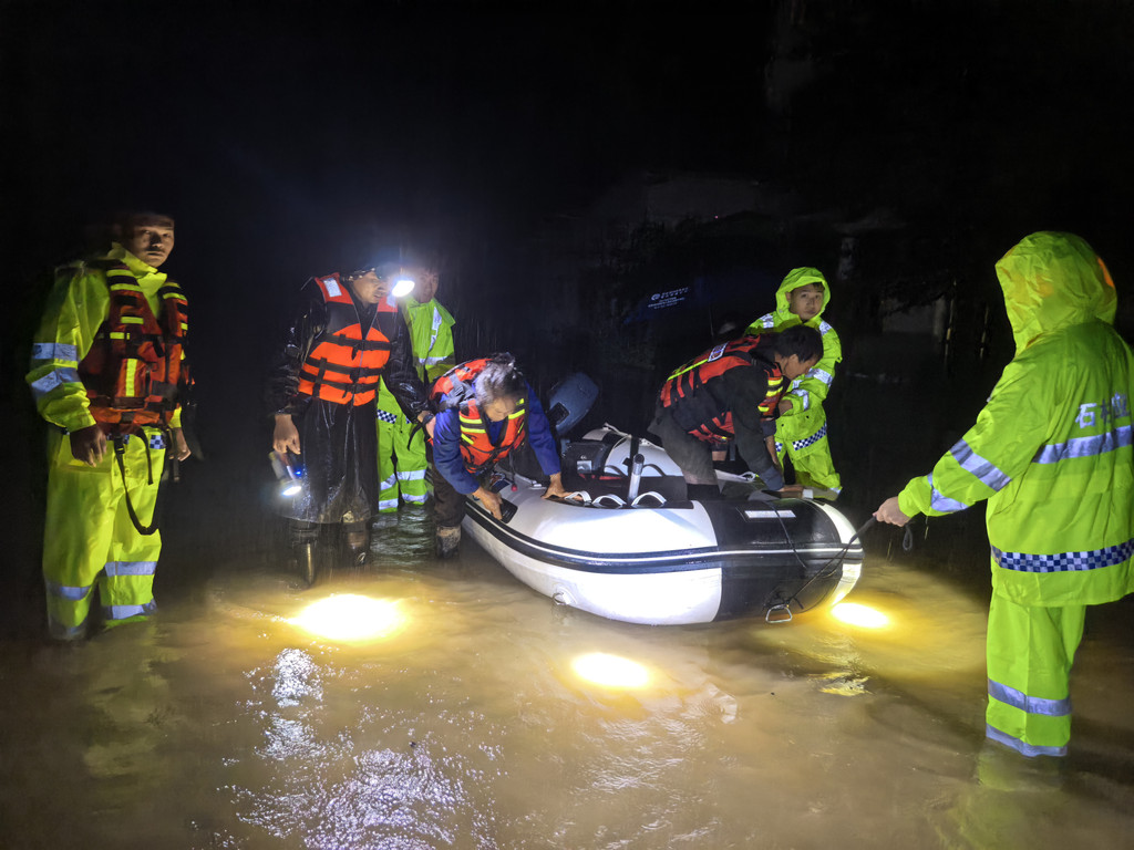 重庆石柱：暴雨前安全转移群众387人