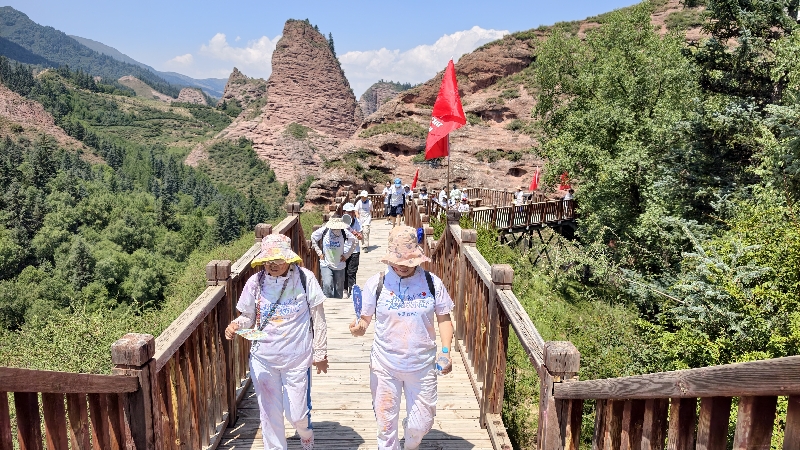 中国坎布拉首届“清清黄河”全民欢乐彩色跑在丹霞碧水间开跑
