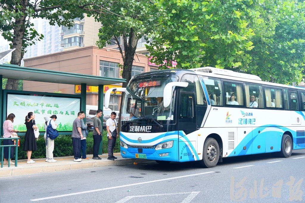 通勤定制快巴 串起双城生活 通勤定制快巴 串起双城生活