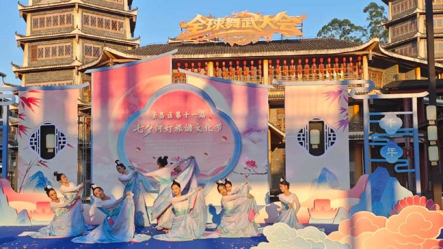 放河灯、赏铁花、逛市集 重庆荣昌万灵古镇七夕河灯节带来沉浸式文旅新体验