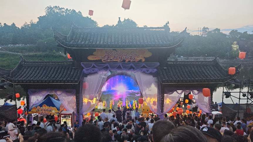 放河灯、赏铁花、逛市集 重庆荣昌万灵古镇七夕河灯节带来沉浸式文旅新体验