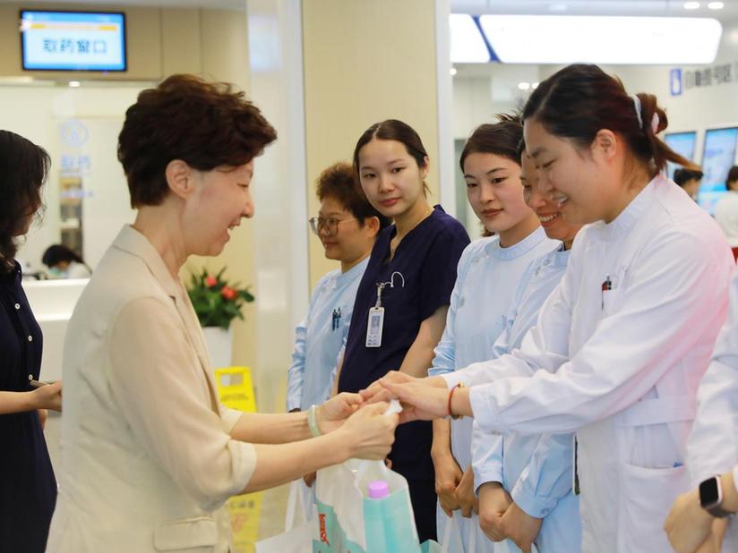 苏州市慈善总会开展“天使关爱”一线医护走访慰问活动