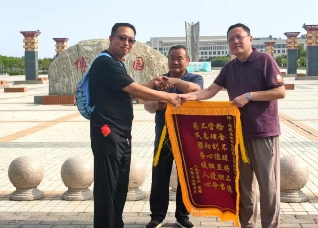 河南博爱：环卫工人拾金不昧传递正能量