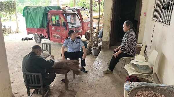 巴渝警像|步履踏遍南天湖 重庆丰都民警黄潇甘做景区的“移动平安灯塔”