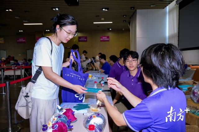 南方科技大学引导新生扣好“第一粒扣子”