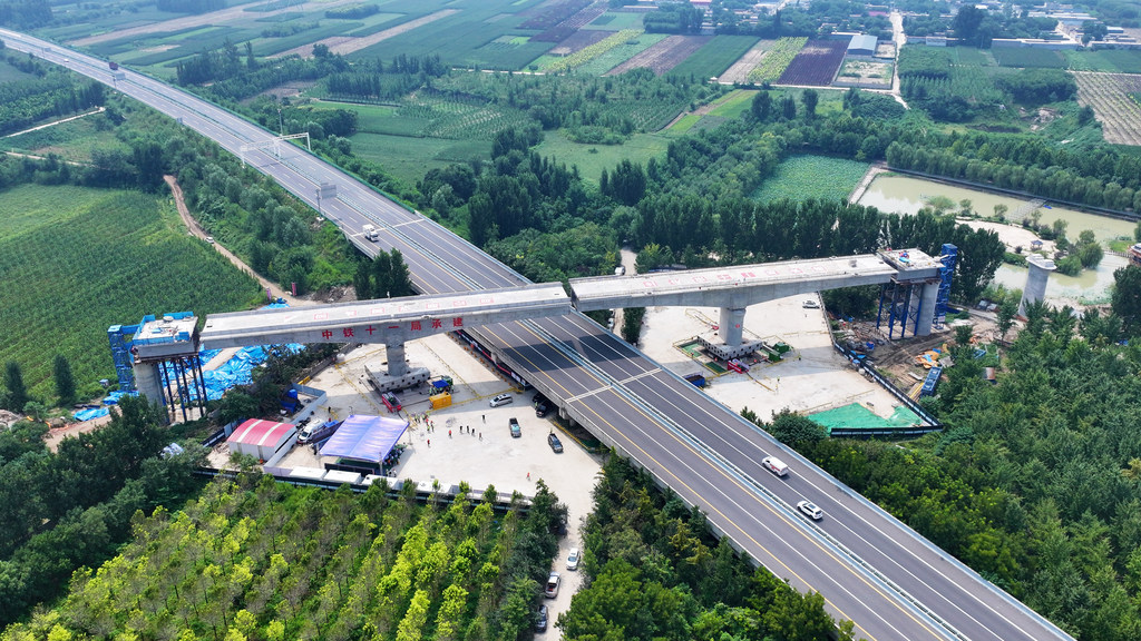 石雄铁路完成首次桥梁转体施工