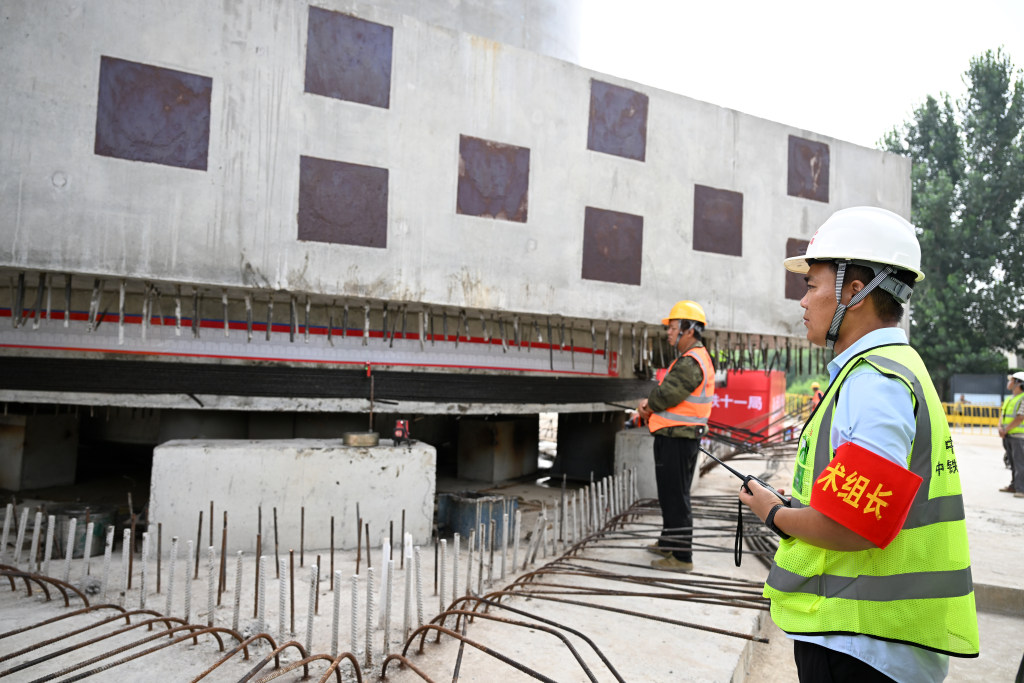石雄铁路完成首次桥梁转体施工