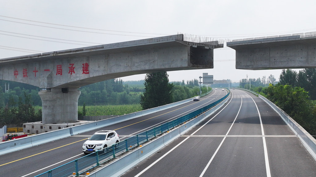 石雄铁路完成首次桥梁转体施工