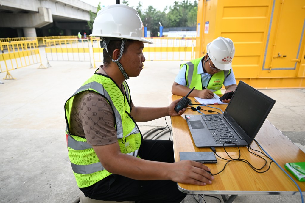 石雄铁路完成首次桥梁转体施工
