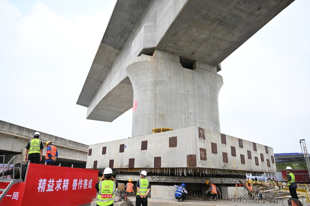 石雄铁路完成首次桥梁转体施工