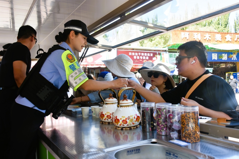 葡萄沟景区推出“警”茶便民服务 暖心守护游客出行平安 葡萄沟景区推出“警”茶便民服务 暖心守护游客出行平安