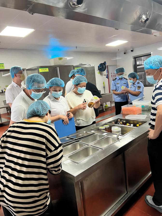 互查互学聚合力 筑牢校园食安防护网