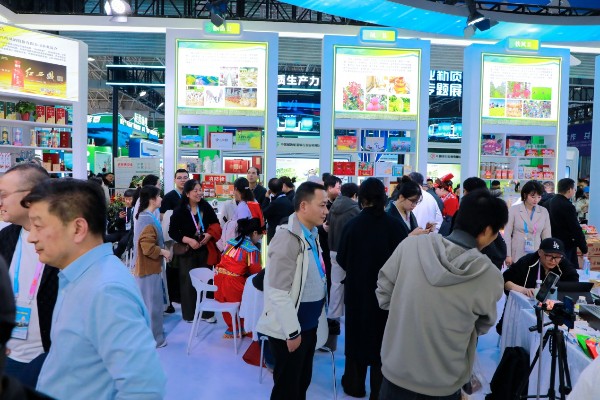 宝农优品受热捧 杨凌农高会宝鸡展区人气旺