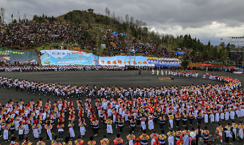 中国凉都·生态水城国际苗族跳花节吸引10万人眼球