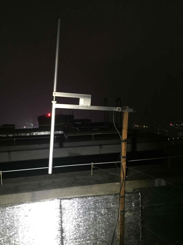 安徽一黑电台藏身楼顶播保健品广告 可远程遥控