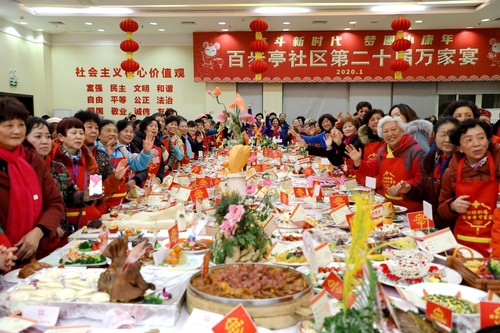 武汉百步亭社区：居民烹制万家宴为美好生活加油