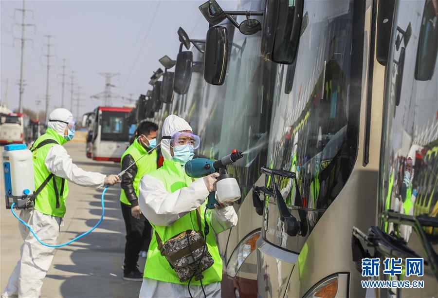 山东滕州：客车消毒为恢复运营做准备