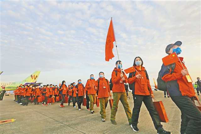 英雄凯旋 重庆133名支援湖北医疗队队员返渝
