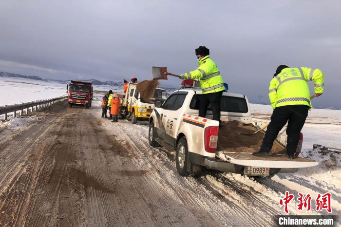 青藏公路唐古拉山段积雪结冰 西藏安多警方奋战保通