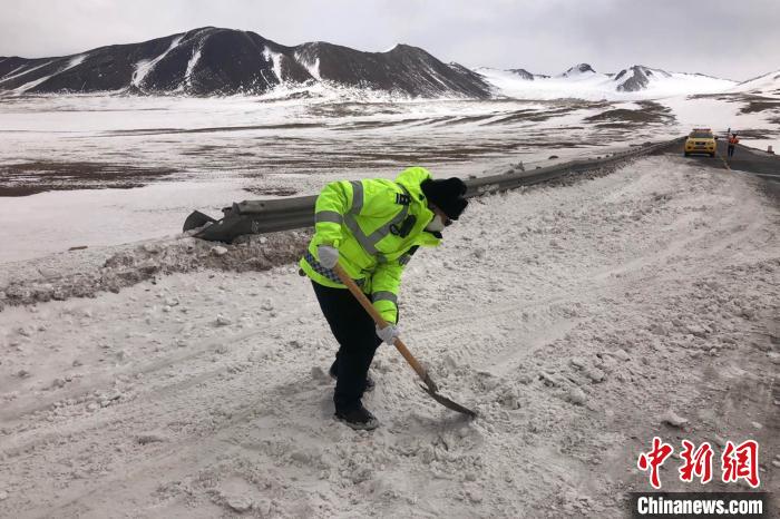 青藏公路唐古拉山段积雪结冰 西藏安多警方奋战保通