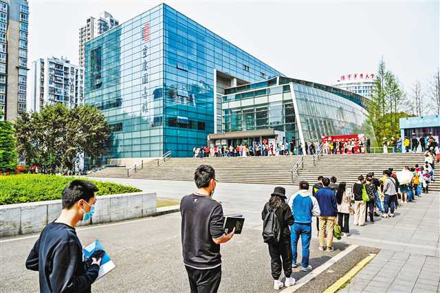 重庆图书馆恢复开放 40分钟就有300多名市民排队进馆