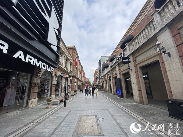 记者实地探访武汉商场恢复营业首日
