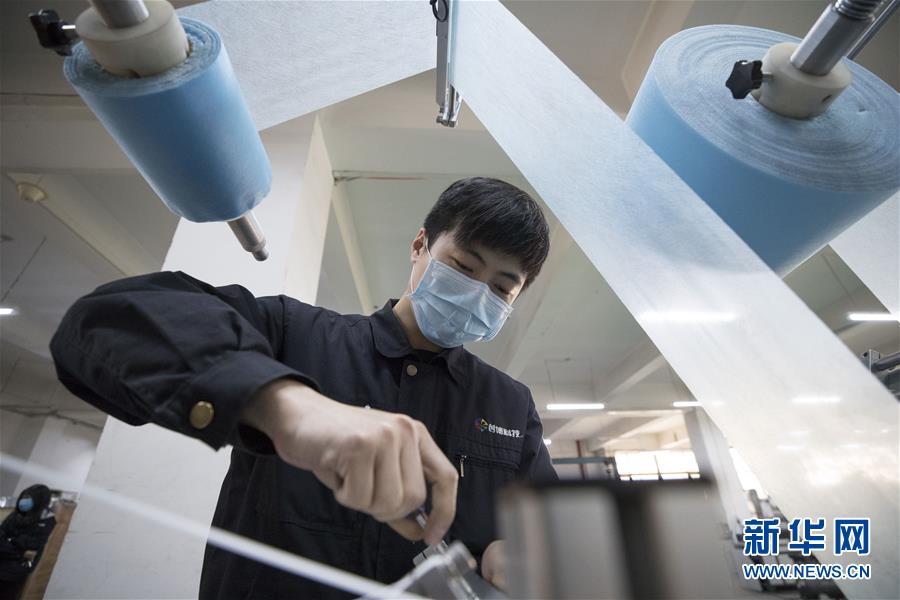 黑龙江：企业转产口罩机 助力疫情防控