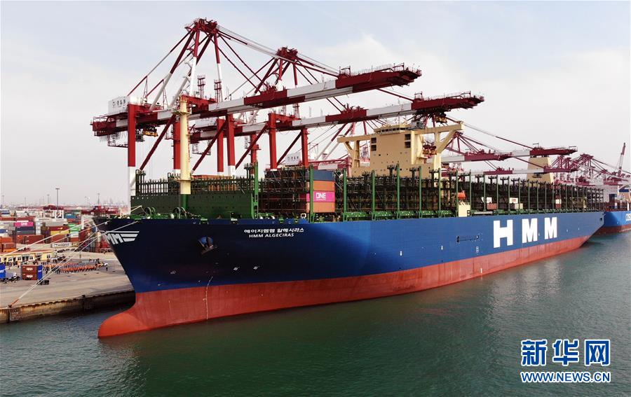 世界最大集装箱船首航青岛港